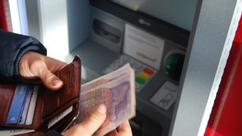 如何在 BRI、BNI、BCA 和 Mandiri ATM 机上无卡提取现金
