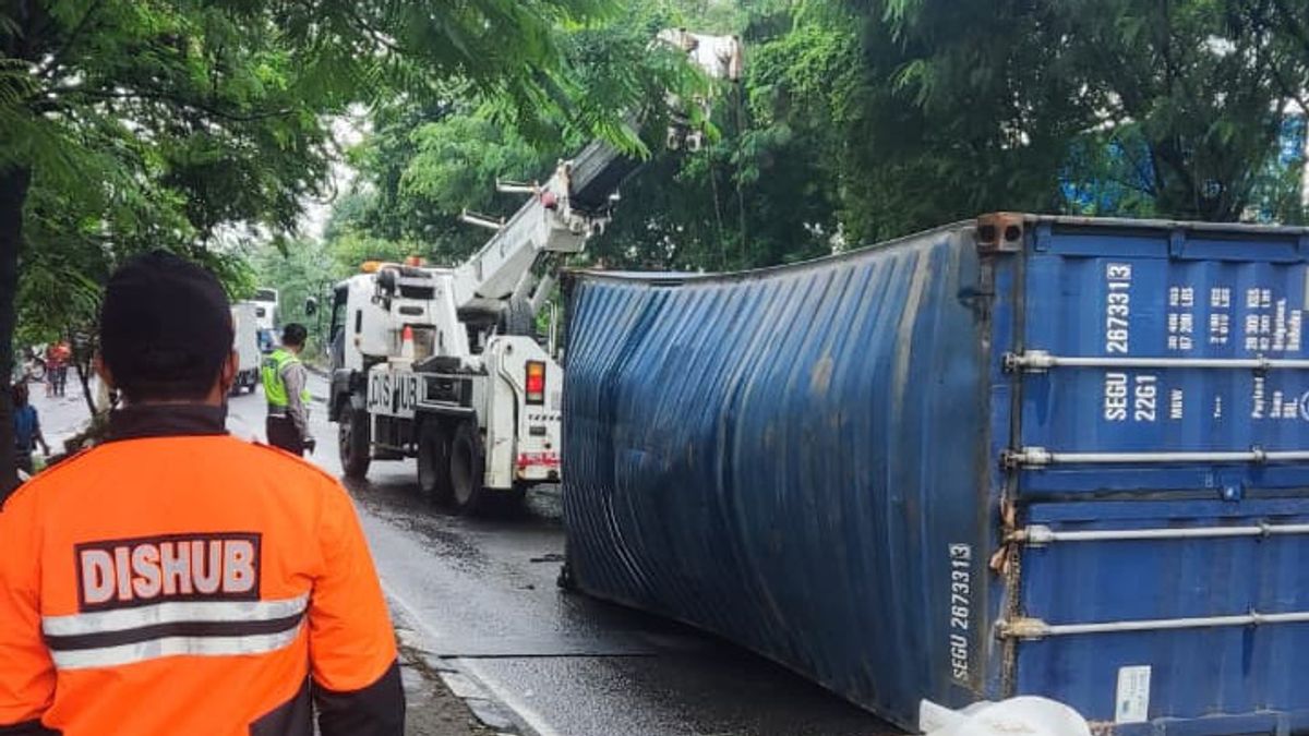 Kontainer Peti Kemas Bermuatan 28 Ton Terbalik di Kawasan Jakut
