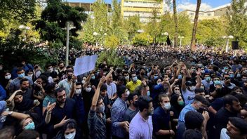 مقتل 341 متظاهرا والاتحاد الأوروبي يفرض عقوبات على 29 فردا إيرانيا وثلاث منظمات