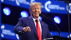 Kaki Donald Trump Bengkak, Tangannya Memar Kebanyakan Jabat Tangan?