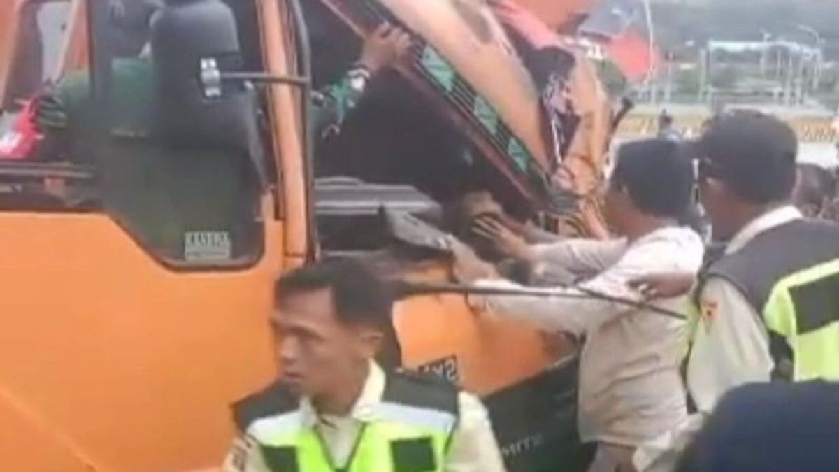 1 Orang Tewas Usai Truk Fuso Rem Blong Tabrak Pohon Saat Menuju Pintu Masuk Pelabuhan Bakauheni