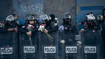 Leading Thousands of Demonstrators Against Impunity, Mexican Gen Z Steals Police Shields and Launches Fireworks