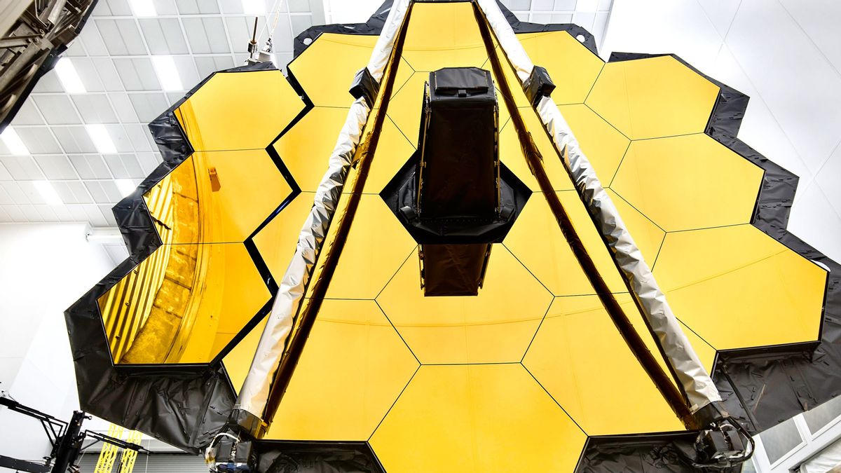 James Webb Telescope Successfully Captures Starlight Image Using Its 18 Mirrors