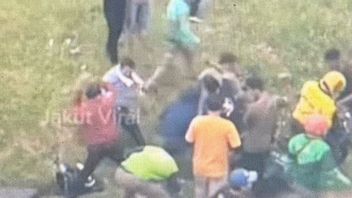 銃器で住民を脅かし、タンゲランのオートバイ泥棒はついに暴徒に殴られた後、道路に横たわった