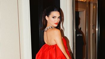 Enggak Selalu Berbusana Menerawang, Intip 10 Potret Kendall Jenner di Karpet Merah