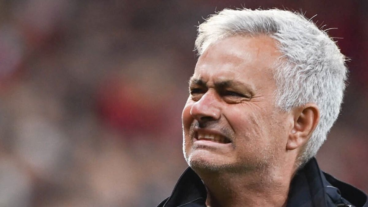 AS Roma Defender Calls Mourinho Bipolar: He Can Laugh, But Then You Can't Talk To Him