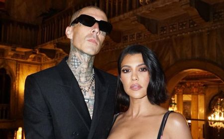 Dikelilingi Mawar Merah, Travis Barker Tunangan dengan Kourtney Kardashian