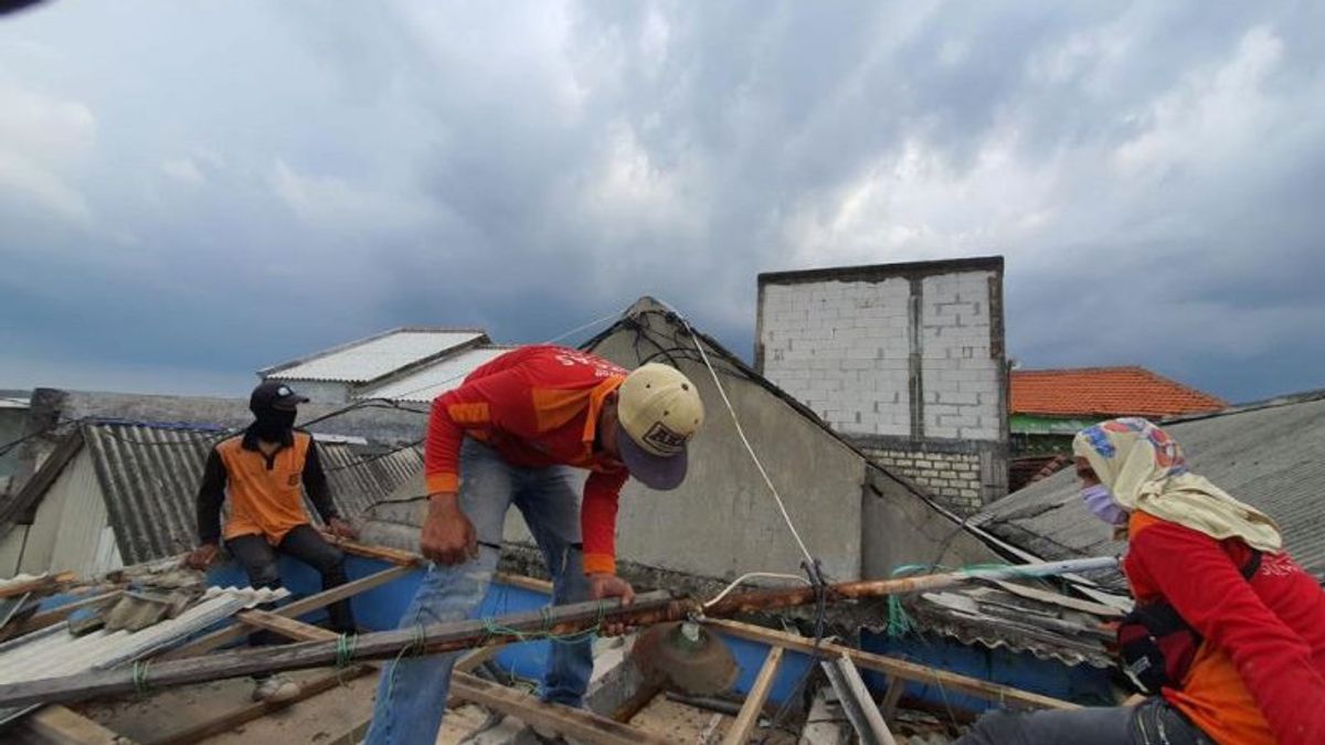 حكومة مدينة سورابايا تصلح 22 منزلا تضررت بسبب الطقس القاسي