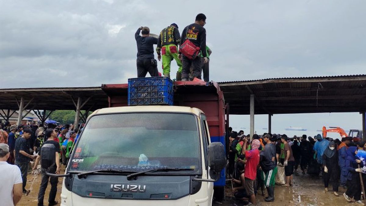 Pandawara Cleaning Movement, 300 Tons Of Garbage Transported From Sukaraja Beach Lampung