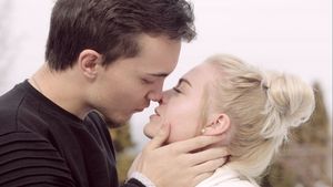 7 Titik Sensitif Tubuh yang Bergairah ketika Dicium, Tips Memuaskan Pasangan!