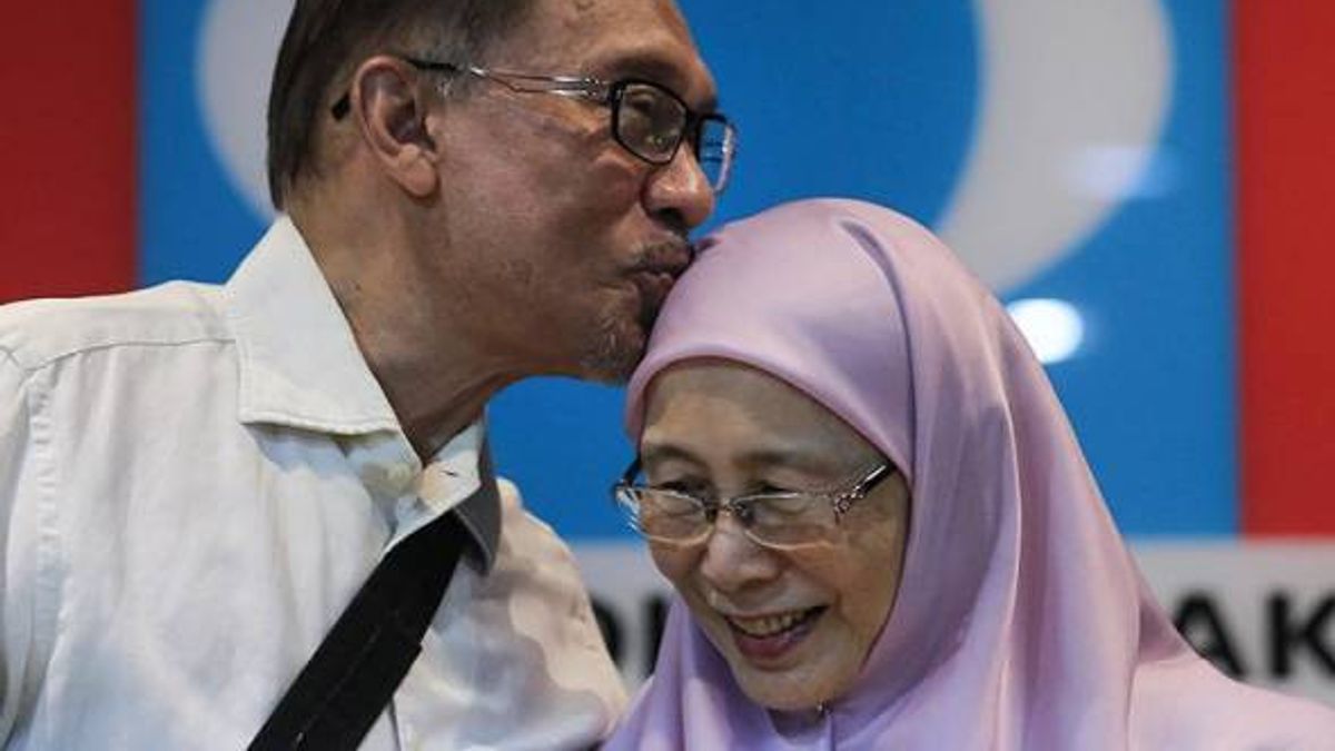 Falling Awaken Prime Minister Malaysia Anwar Ibrahim And His Wife's Loyalty, Wan Azizah