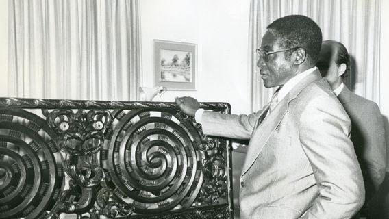 Robert Mugabe démissionne du poste de président du Zimbabwe à la mémoire d'aujourd'hui, 21 novembre 2017