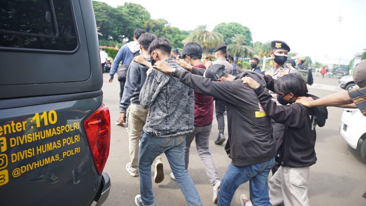 33 Students Allegedly Anarko Secured Around The Palace