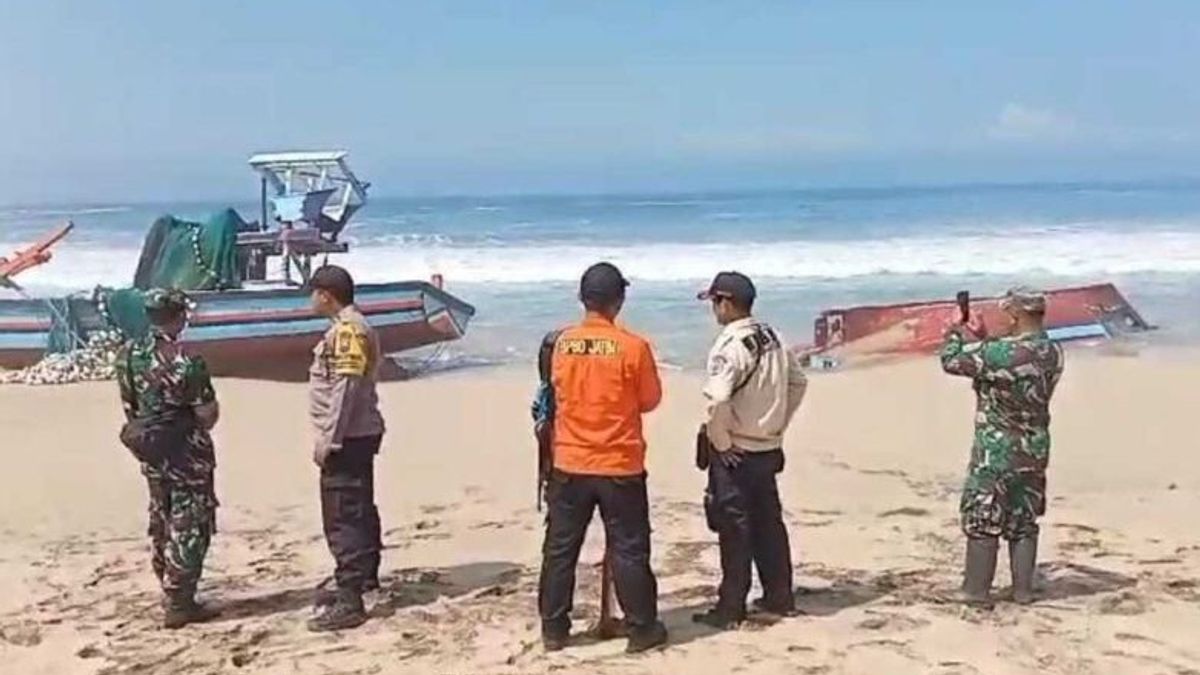 8名船员在2艘渔船在勿里达海岸坠毁后失踪