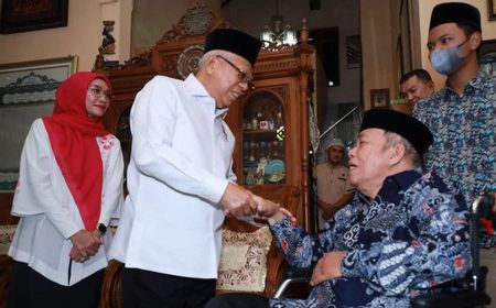 Wapres Ma’ruf Amin Jenguk Tokoh Senior NU KH Malik Madani di Sleman