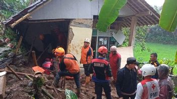 The 7 Meter Cliff Over The Citizen's House In Sukabumi, Father And Children Covered In Landslides In The Middle Of Rainy Rain