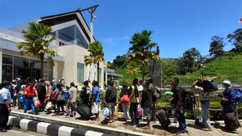 10 Indonesian Workers In Malaysia Returning To The Country Via The Illegal Pathway Of The Entikong Forest