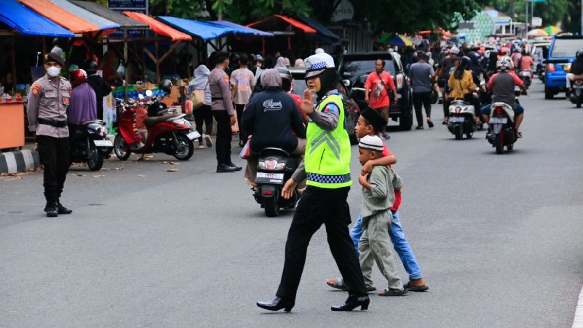 马鲁古地区警察在断日开幕前的密集时间加强了交通管制