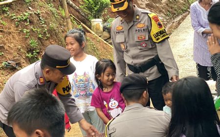 Anak-anak Korban Bencana Tanah Bergerak Diberi Trauma Healing Oleh Polisi