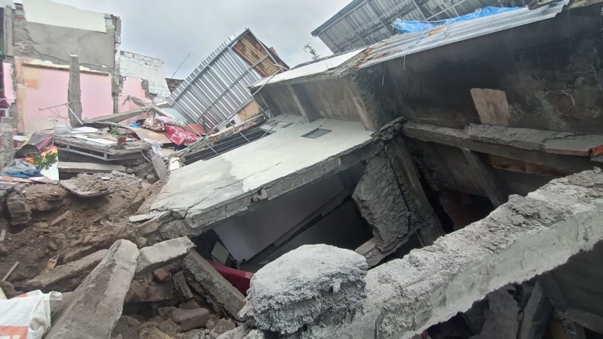 الهدير والاهتزازات تظهر ، منزل من 3 طوابق في دينباسار انهار