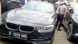 Parkir di Bahu Jalan, Pria Bertato Pengguna Mobil BMW Tidak Terima Diderek Petugas