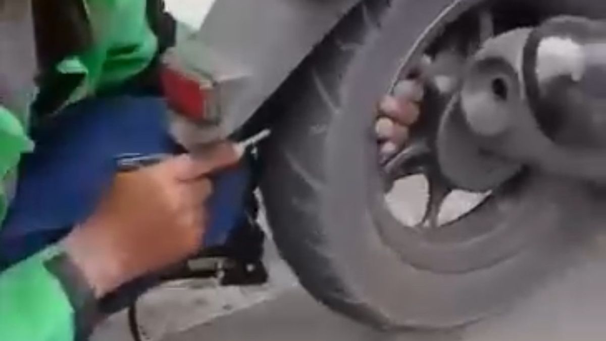 Les mines de fissures et de fissures de câble de parapluie dispersées sur le Flyover Gatot Subroto, Ojol agit