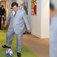 Momen Prabowo Tendang Bola saat Temui Presiden FIFA di Paris