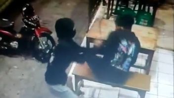 不顾一切地无法抢劫受害者的手机，两个溅在恰卡斯的乞丐选择骑摩托车逃跑 