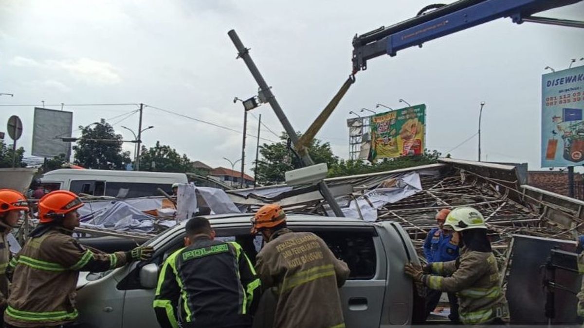 激しい雨の最中にバンドンで崩壊した巨大なバリホの結果、3人が負傷しました