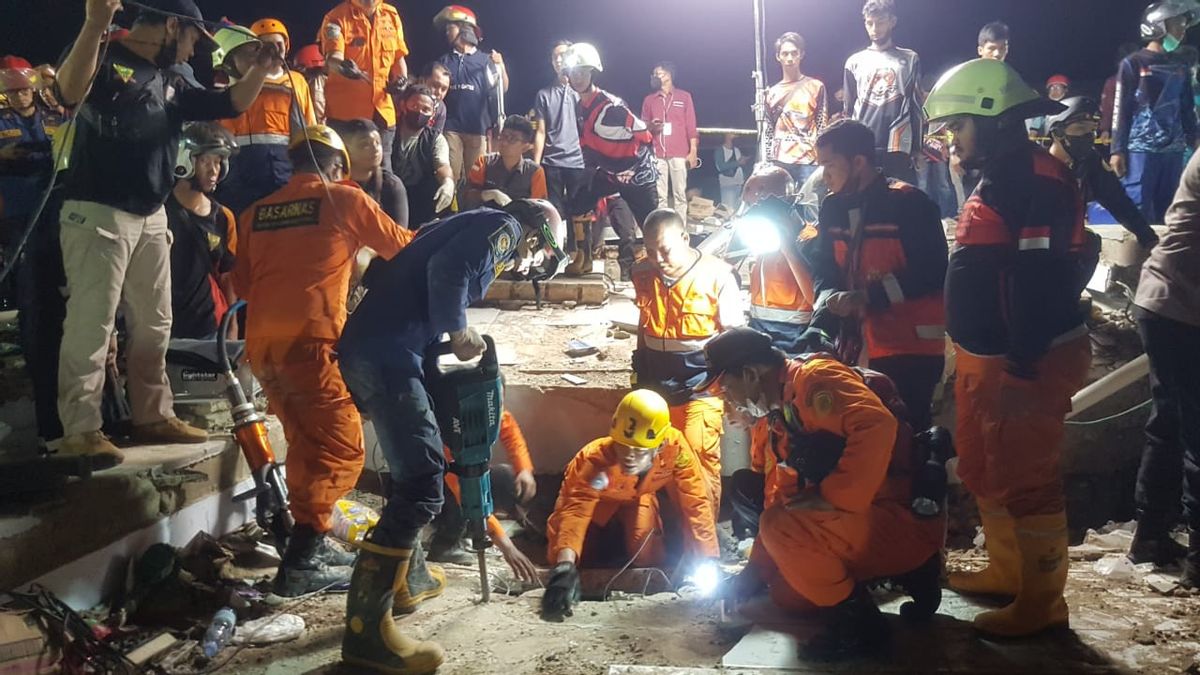 Almost Flat To The Ground, 4 People Buried By The Collapse Of Alfamart In South Kalimantan Survived, 9 Died