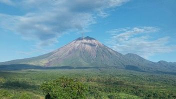 ثوران بركان جبل سيميرو كل يوم ليس له أي تأثير على أنشطة الناس