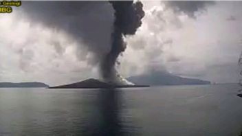 火曜日の朝、アナッククラカタウ噴火と起動アブセティンギ1.5 KM