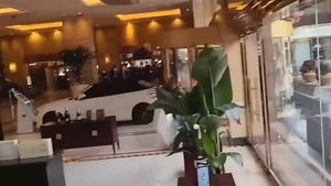 Murka Laptopnya Hilang di Kamar, Chen Acak-acak Lobi Hotel dengan Mobil Sport