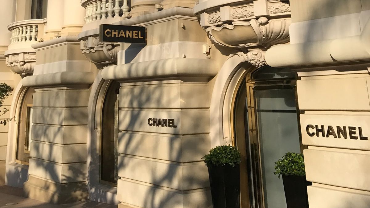 Perampok Bersenjata Serbu Outlet Chanel di Paris, Kabur Bawa Motor dan Dikejar Polisi Pakai Sepeda