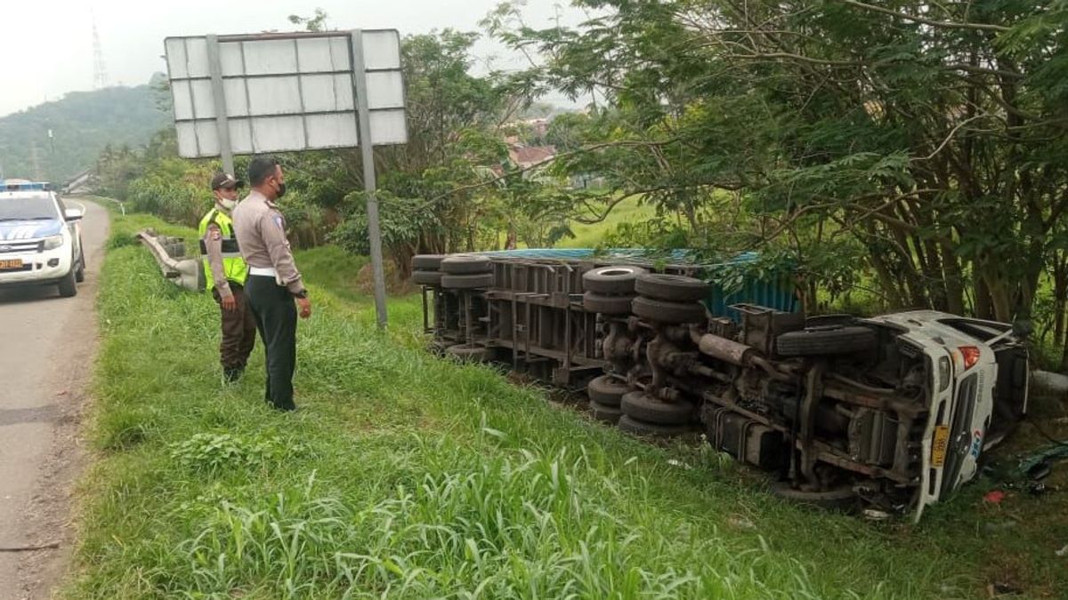 Diduga Mengantuk, Sopir Truk Tewas Usai Terguling Tol Tangerang – Merak KM92.500 B