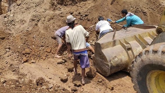 2 Construction Workers In Kudus Died Under Landslides