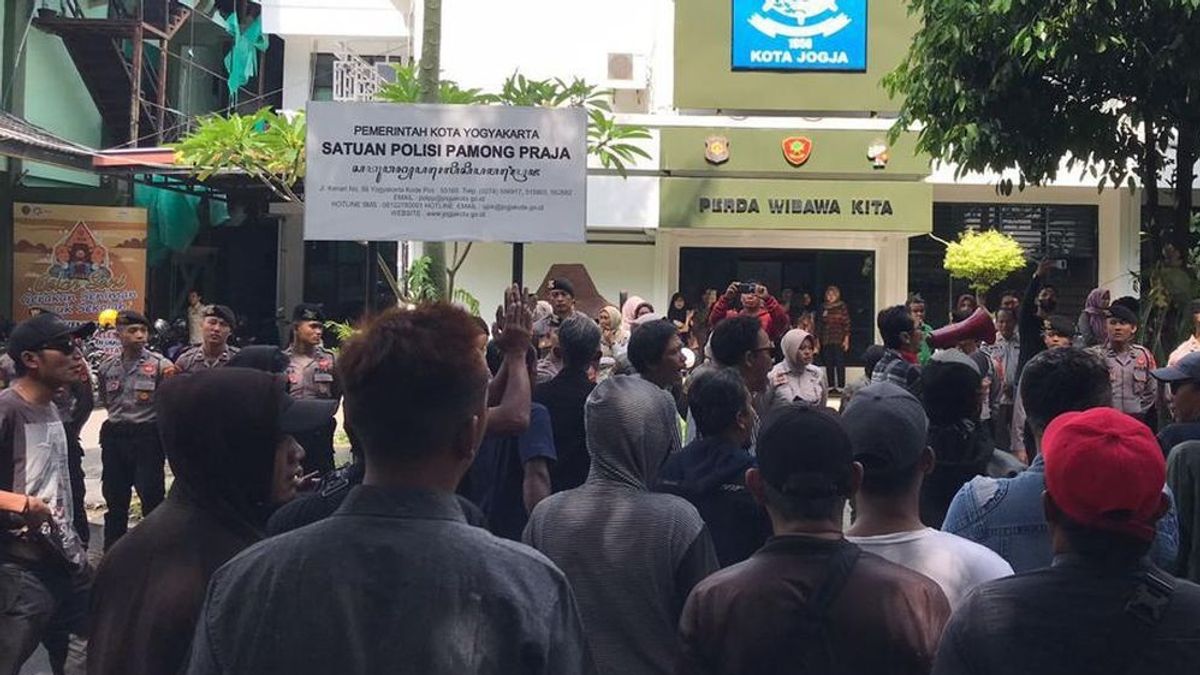 Poster Ganjar Pranowo Removed, Volunteers Geruduk Yogyakarta Satpol PP Office
