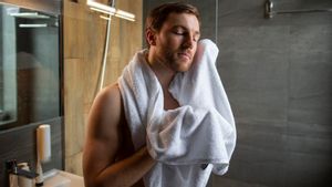 5 Manfaat Mandi Malam sebelum Tidur, Cek Rekomendasi Pakar