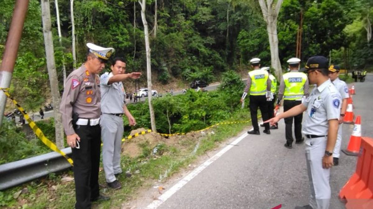 Polisi Olah TKP Pascakecelakaan Bus di Kilometer 4 Toboli Parigi yang Tewaskan 3 Orang