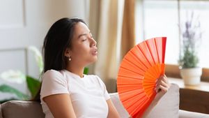 4 Ways To Make The Room Feel Cooler Without An AC