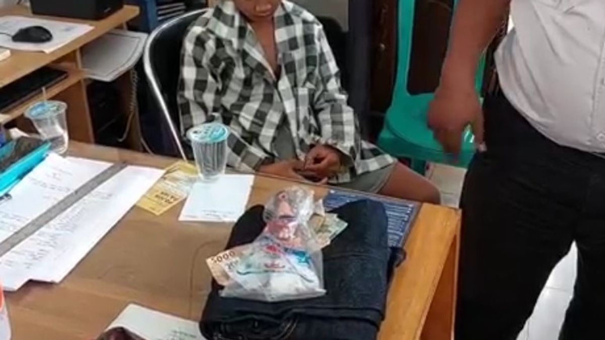 Fear Of Being Beaten, 13-year-old Boy In Duren Sawit Cries When Caught Stealing Cellphones, Money And Ciki At A Warung