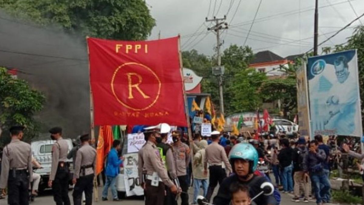 Fuel Raising: Demomist Student At Mamuju Bawa Patanduk Written "President Jokowi's Leadership Evaluation"