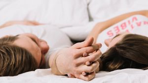 7 Kiat Masturbasi Mutual yang Sehat untuk Mengenal Pasangan Lebih Dalam