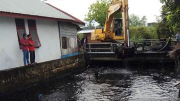 منع الفيضانات في غرب آتشيه، BPBD تجريف القمامة وحطام السفن على نهر لونج أنوك أيي