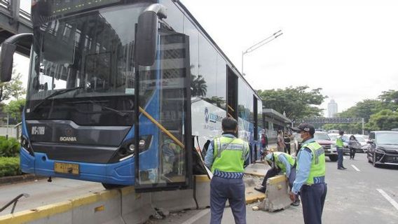 4 KNKT Recommendations So That TransJakarta Does Not Have Frequent Accidents, One Of Which Is Road Hazard Mapping On The Track