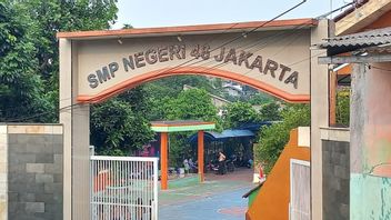 Principal Of SMPN 46 Says His School Doesn't Require Female Students To Wear Hijab