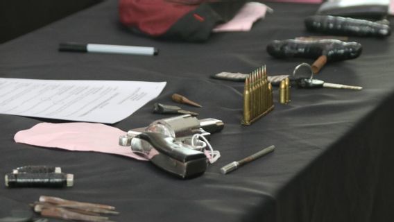 Fouillé Par La Police, L’auteur De Curanmor à Statiun Tenjo Tient Des Assemblages D’armes à Feu Type Revolver Balles Tranchantes