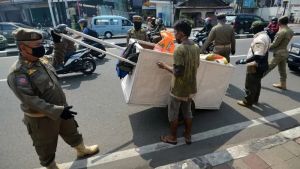 Perusak Lampu Hias Taman di Bangka Ditangkap, Satpol PP Amankan Arak dan Botol Bir Hitam