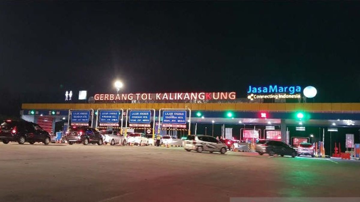 从Cikampek收费公路单向执行，Kalikangkung收费站三宝垄的车辆流量仍在倾斜