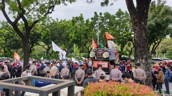 Hundreds Of Workers Again Hold Protest Action In Front Of City Hall, Demand Anies Raise DKI Provincial Minimum Wage By IDR 4.8 Million